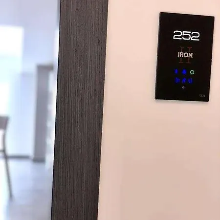 Hotel Iron *
